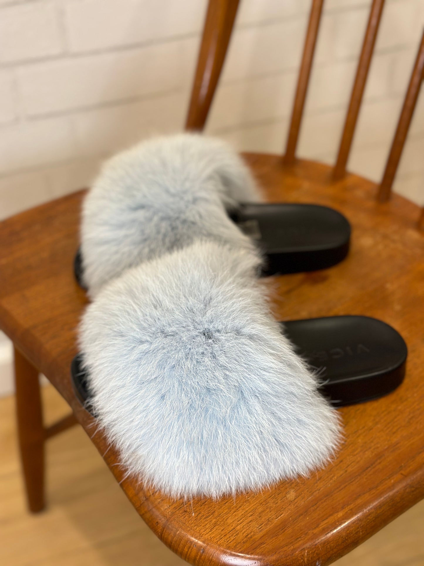 VICES sliders with oversized fur cover / 39 - 8us