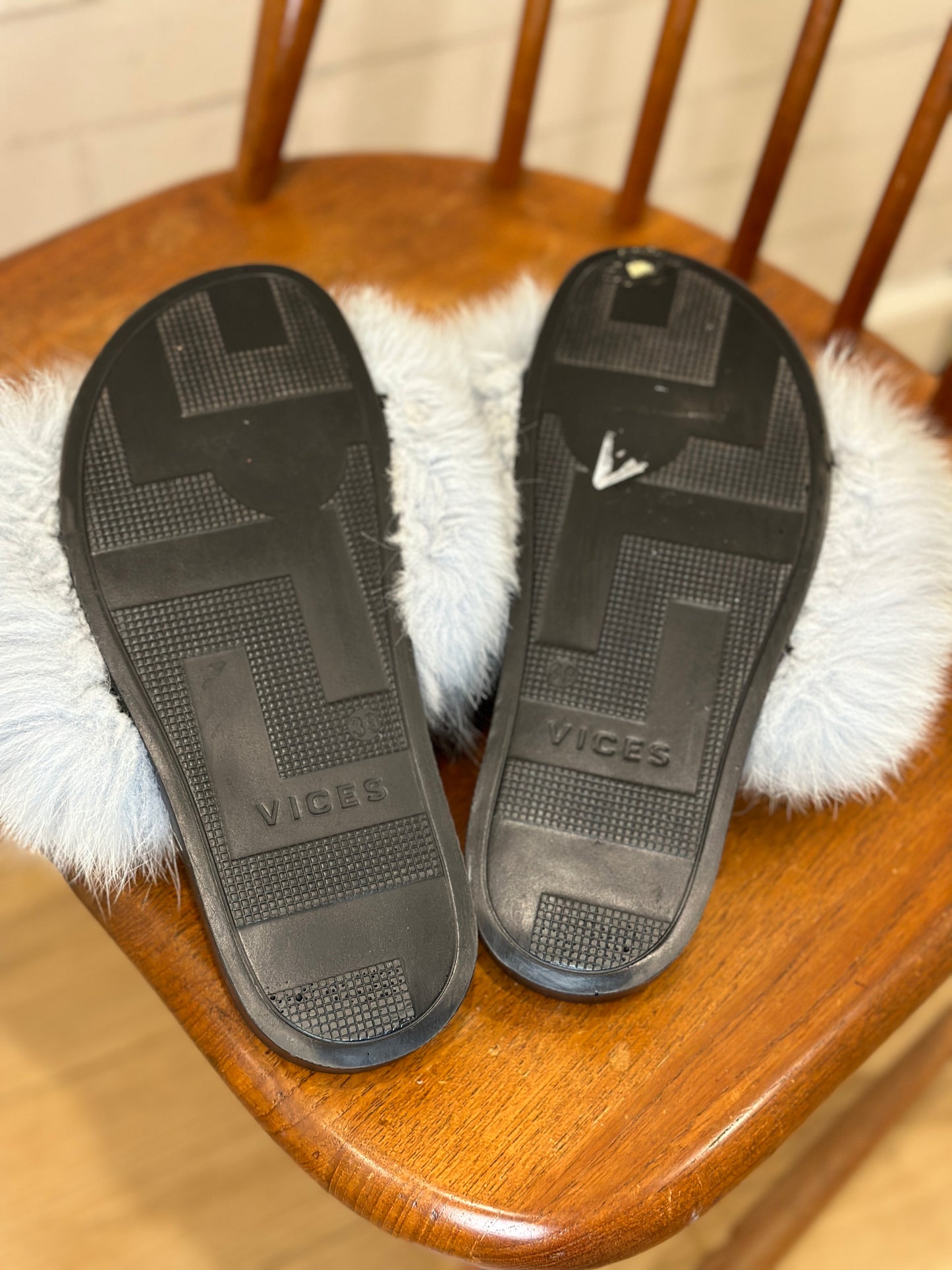VICES sliders with oversized fur cover / 39 - 8us