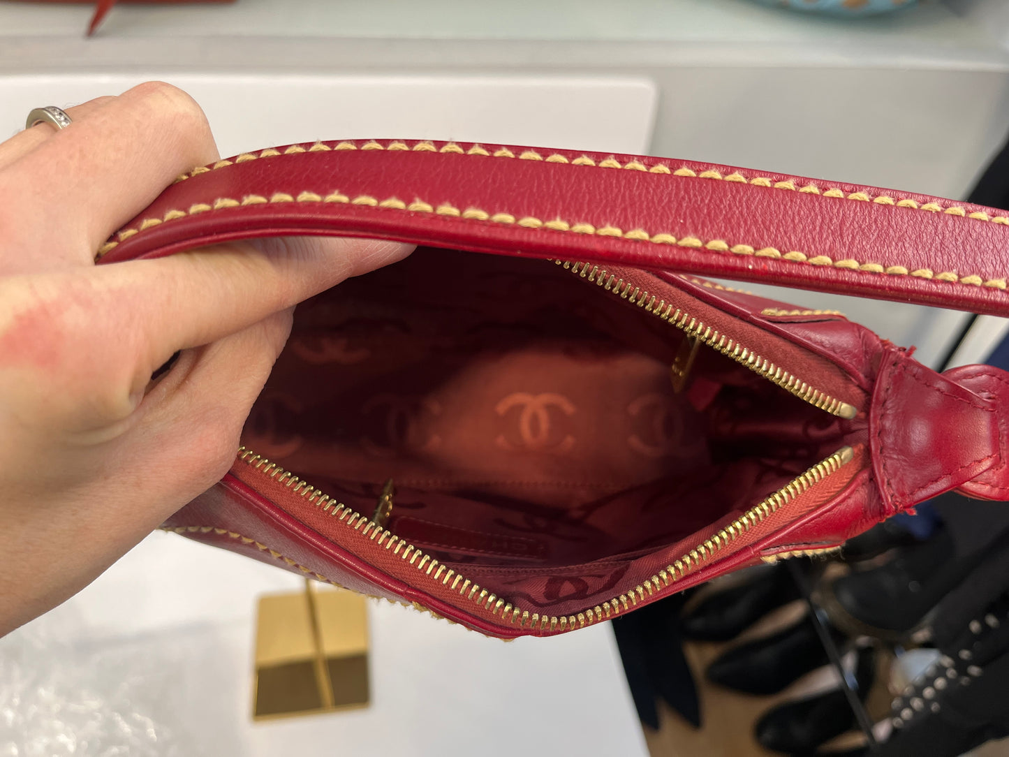CHANEL Surpique CC Leather Shoulder Bag
