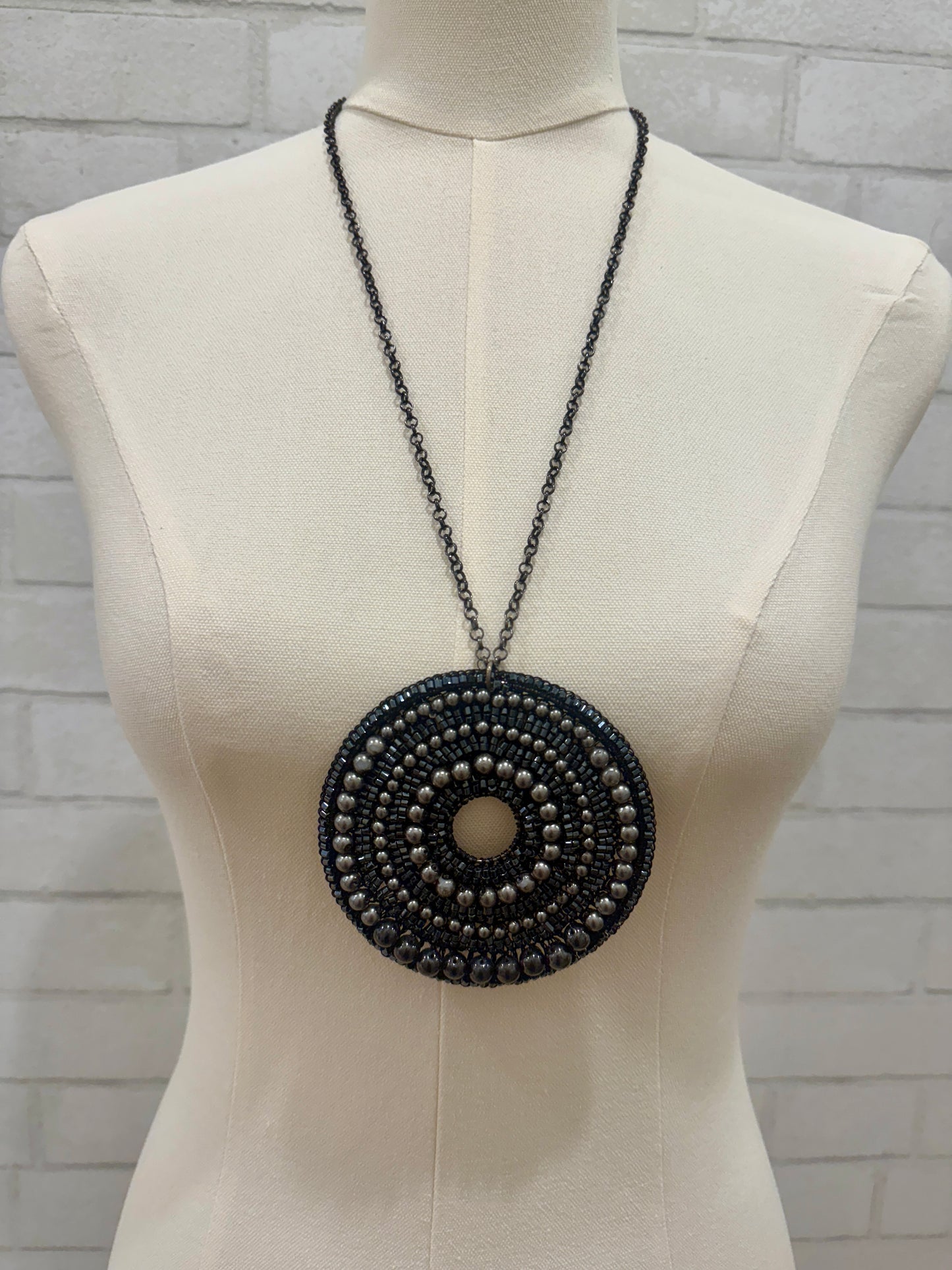 LAVISH Big round beaded pendant and chain
