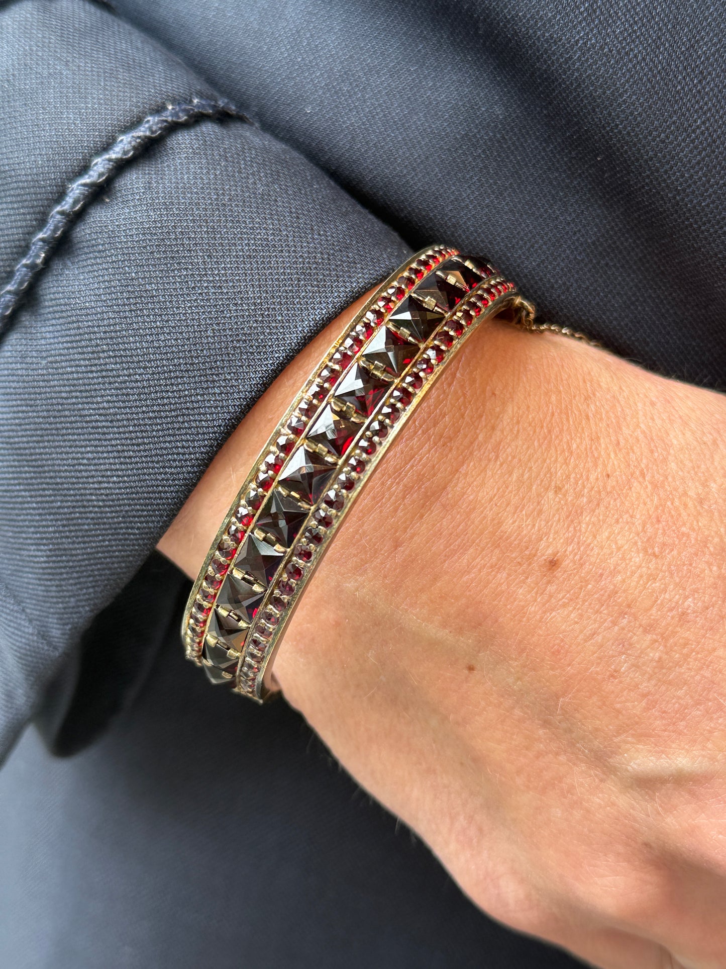 NO BRAND Victorian Antique Jonc with Red Stones/OS