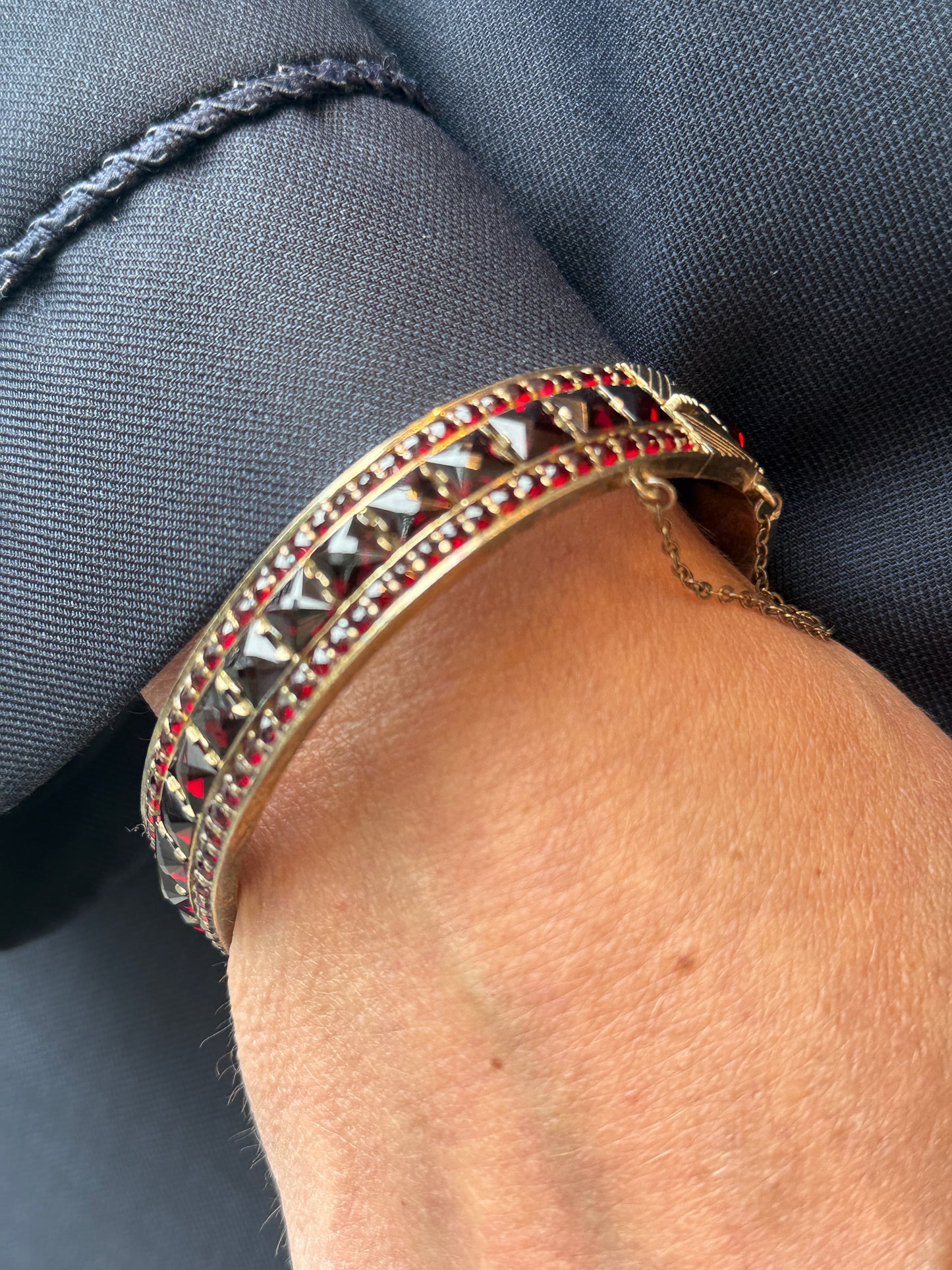 NO BRAND Victorian Antique Jonc with Red Stones/OS
