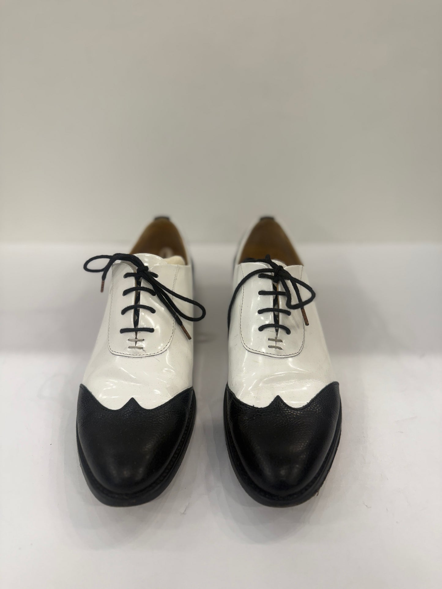 ANGELA SCOTT Oxford Black and White Leather Patent / US8-EUR38 g
