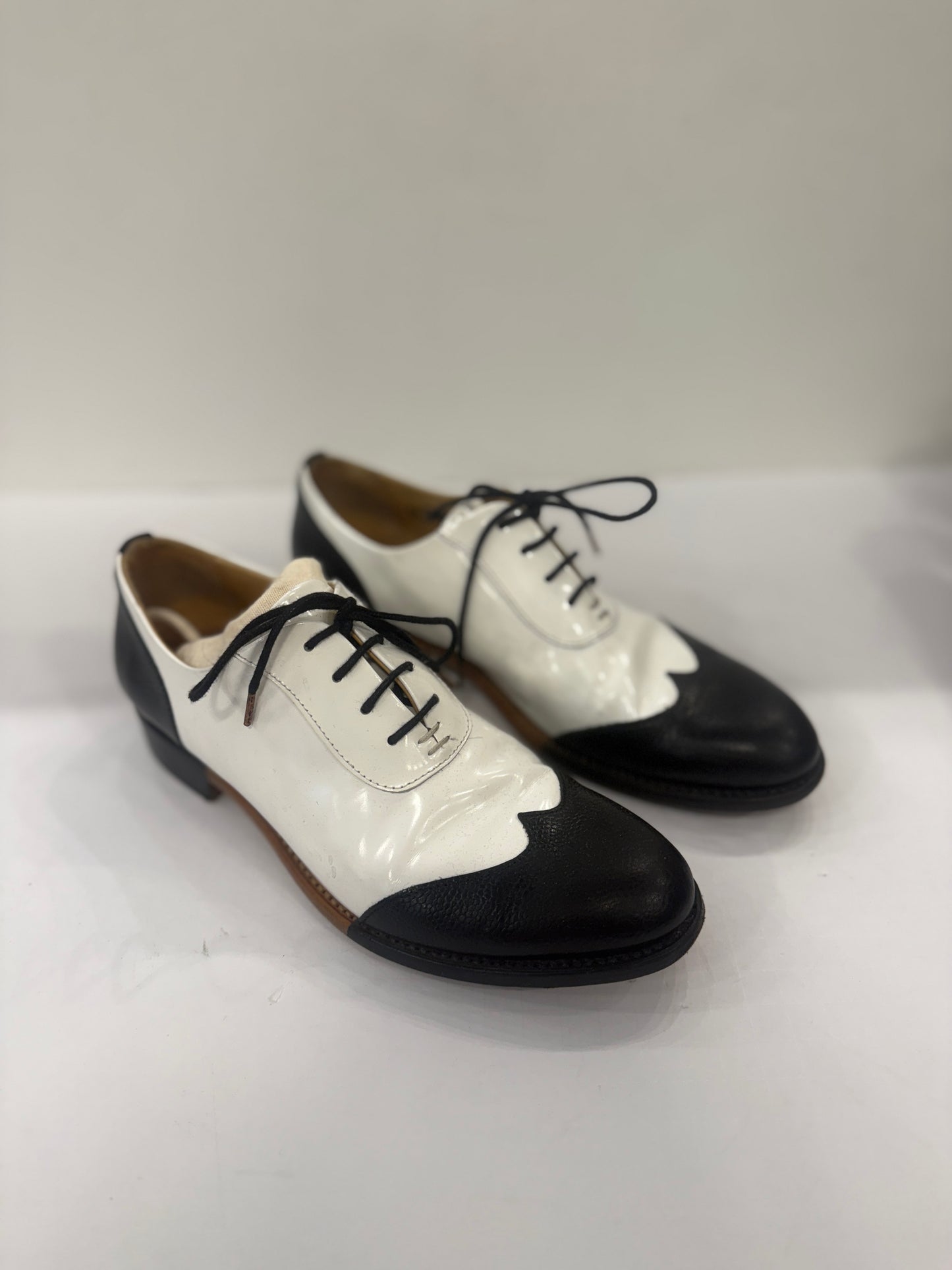 ANGELA SCOTT Oxford Black and White Leather Patent / US8-EUR38 g
