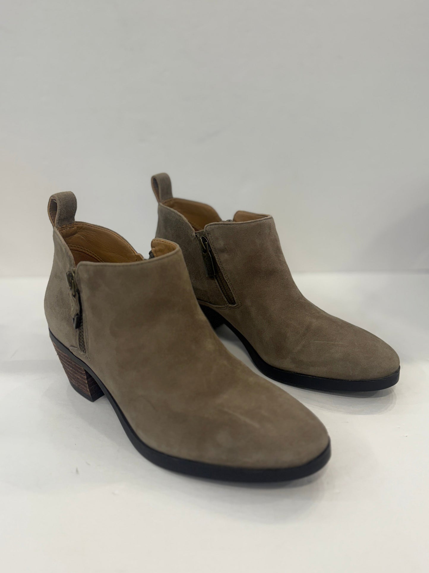 VIONIC NWT Cecily Ankle Suede heeled Boots/ US7- EU38