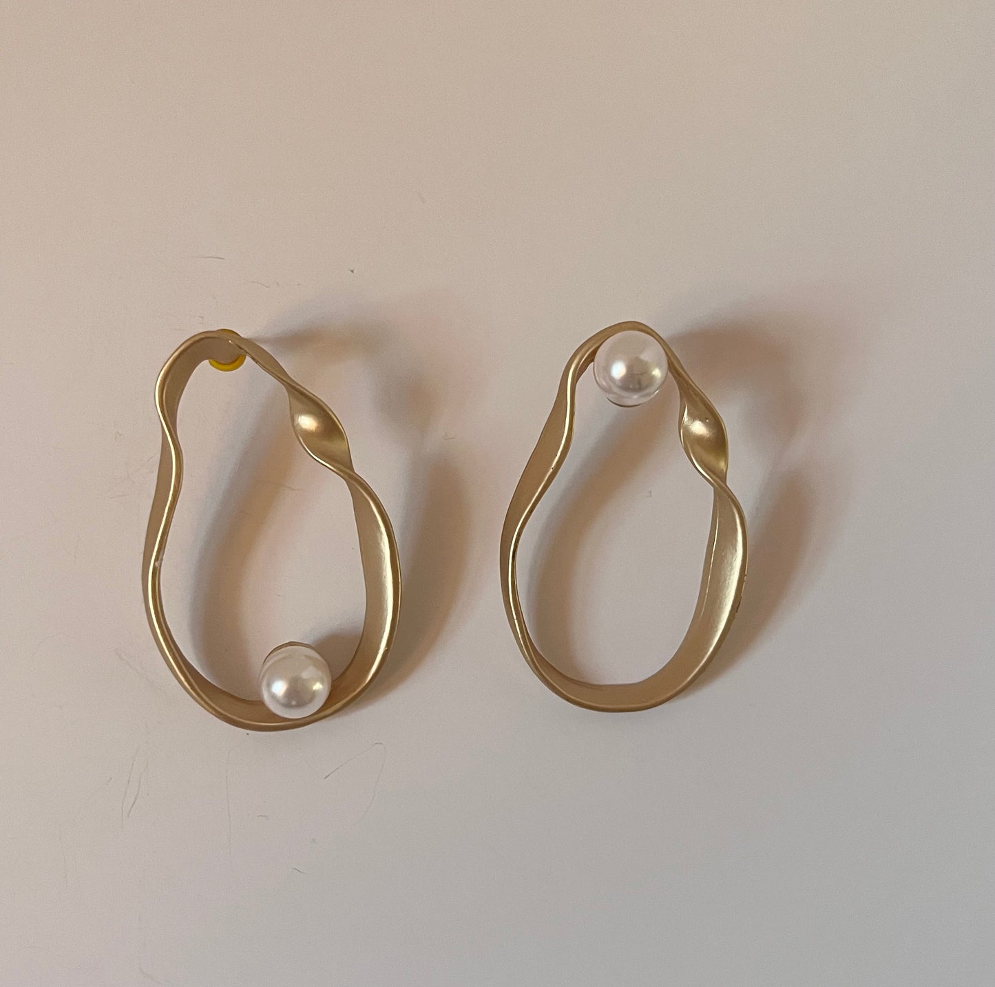 NO BRAND Irregular Hoop Earrings with Peals