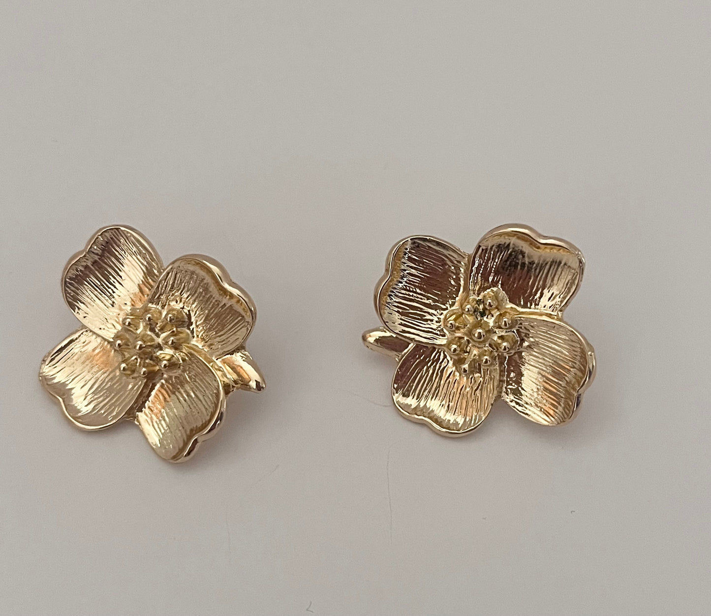 NO BRAND Gold Flower Earrings