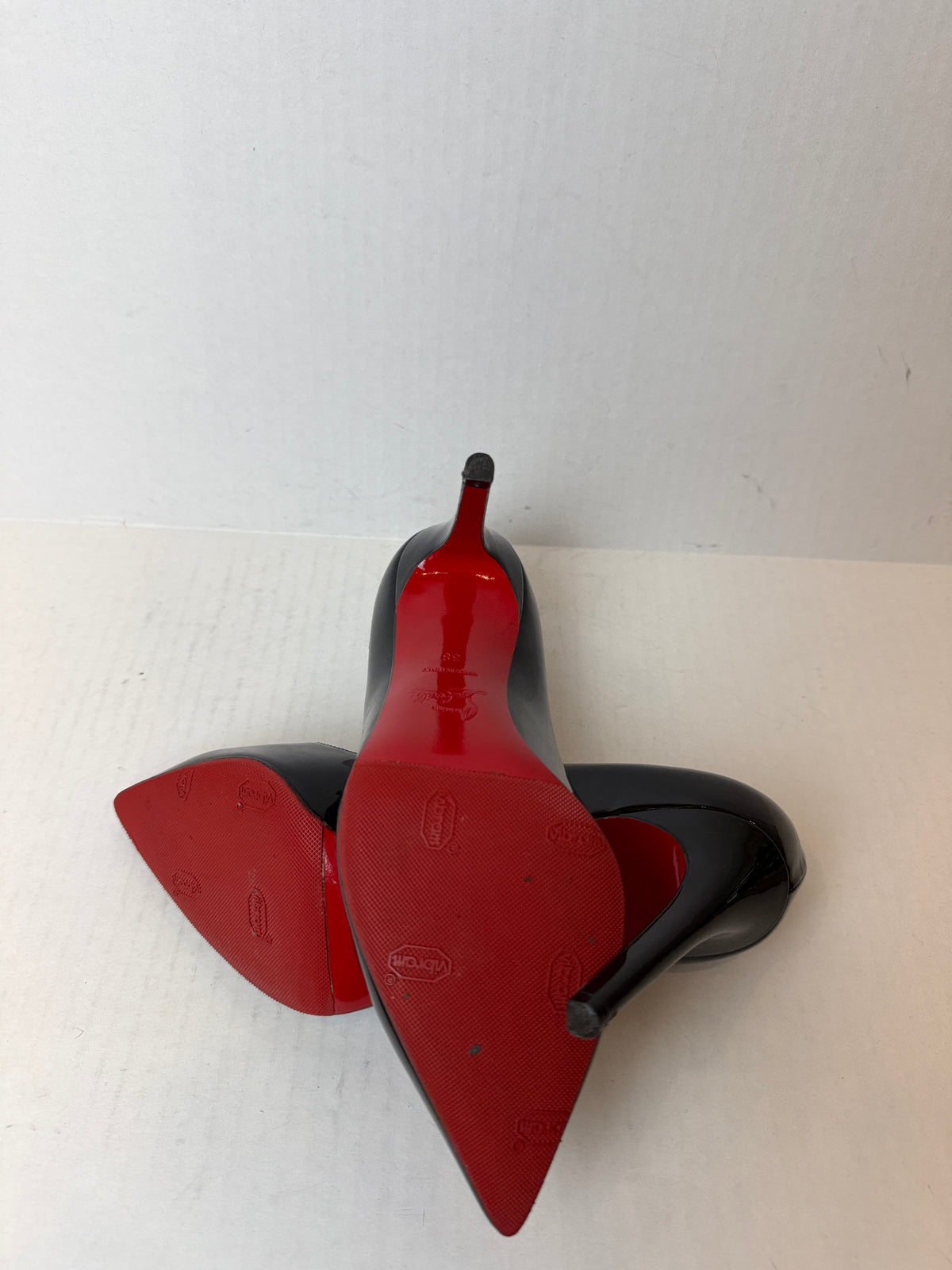 LOUBOUTIN Pointed Patent Pumps/7.5-EU38
