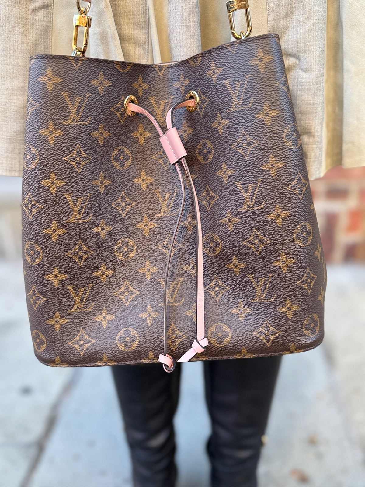LOUIS VUITTON NéoNoé Medium Bucket Bag
