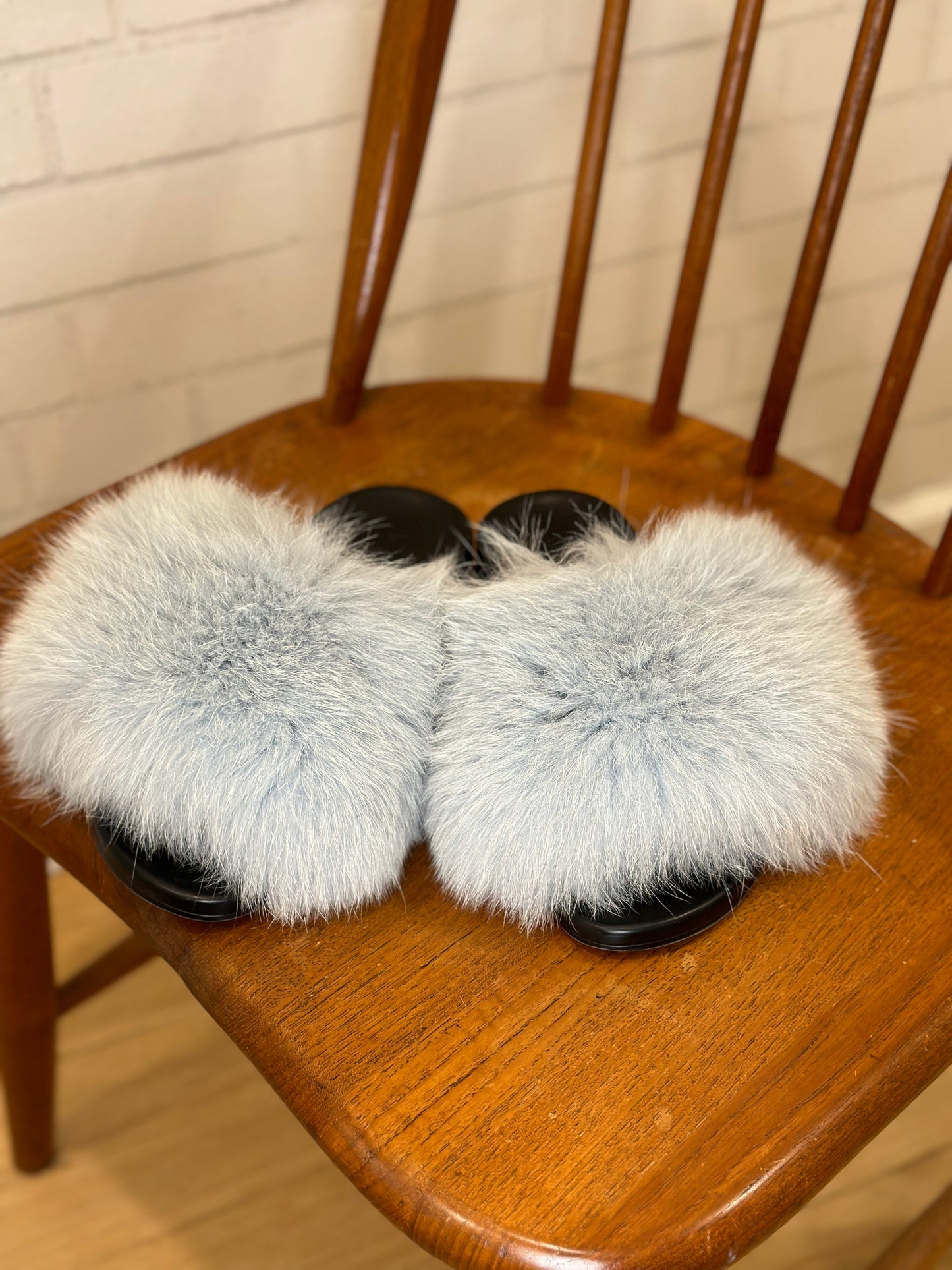 VICES sliders with oversized fur cover / 39 - 8us