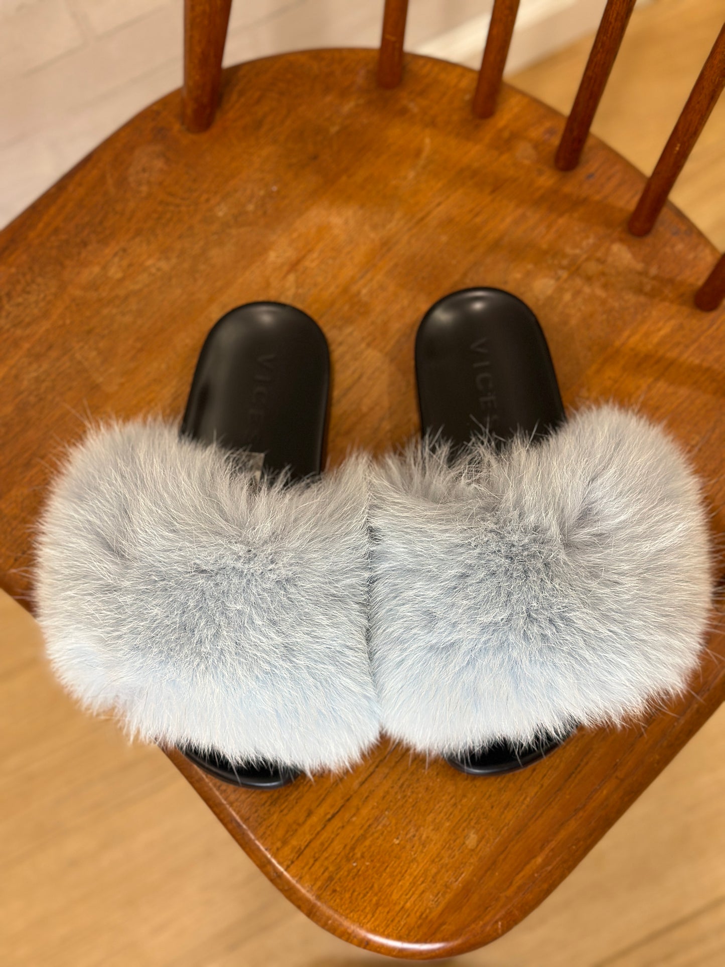 VICES sliders with oversized fur cover / 39 - 8us