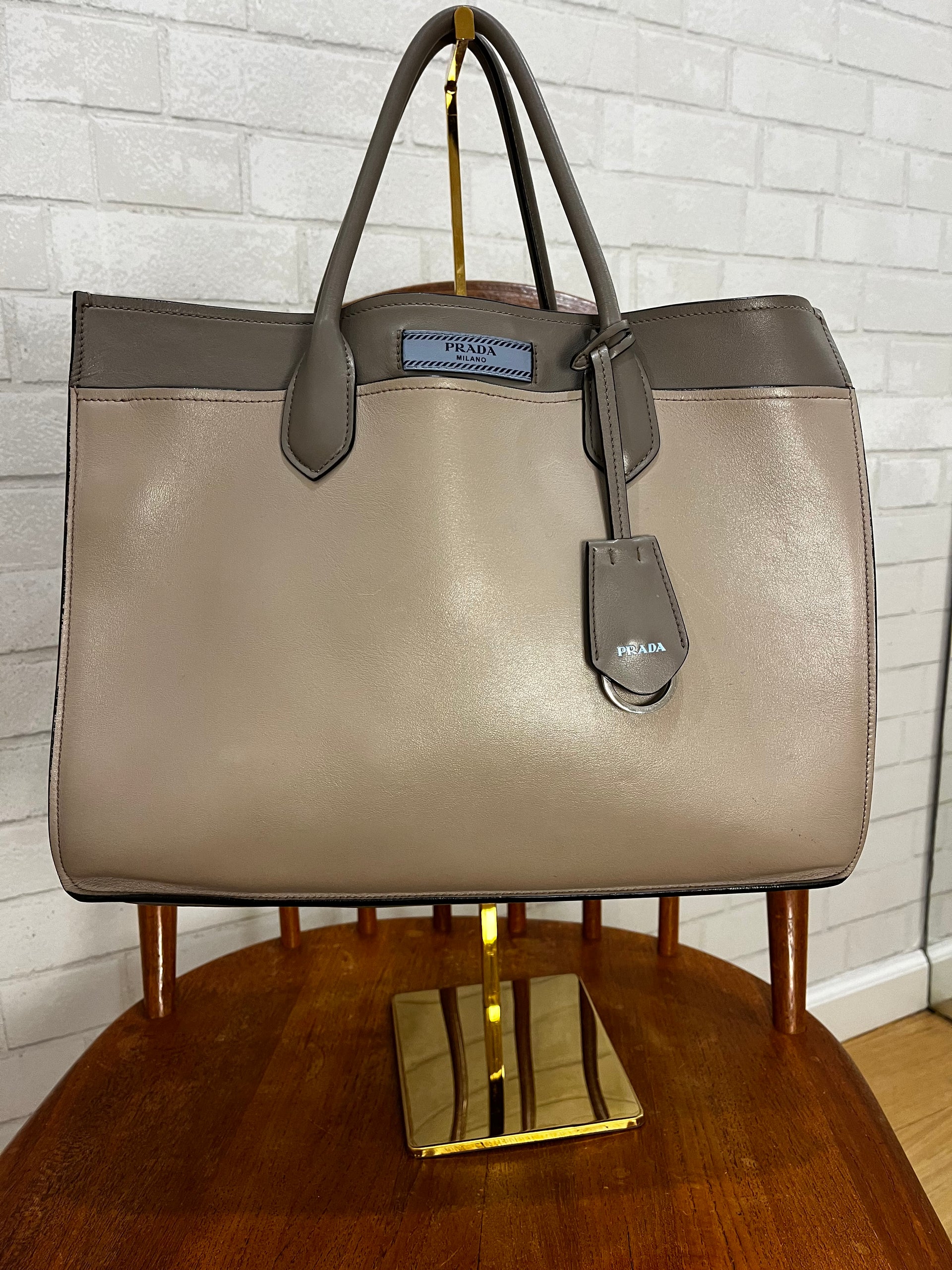 Prada etiquette tote bag sales