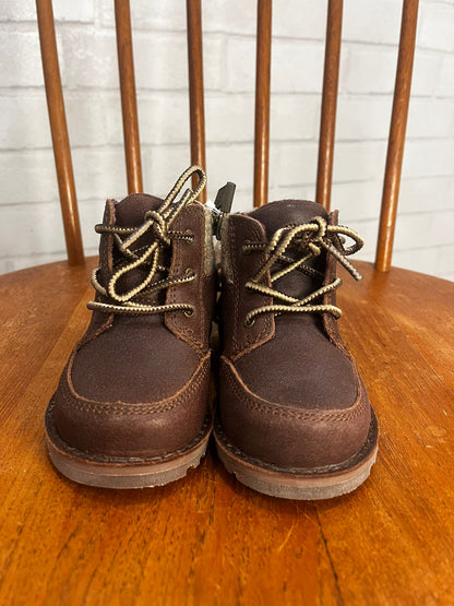 UGG NWT hi boots /us6-22.5