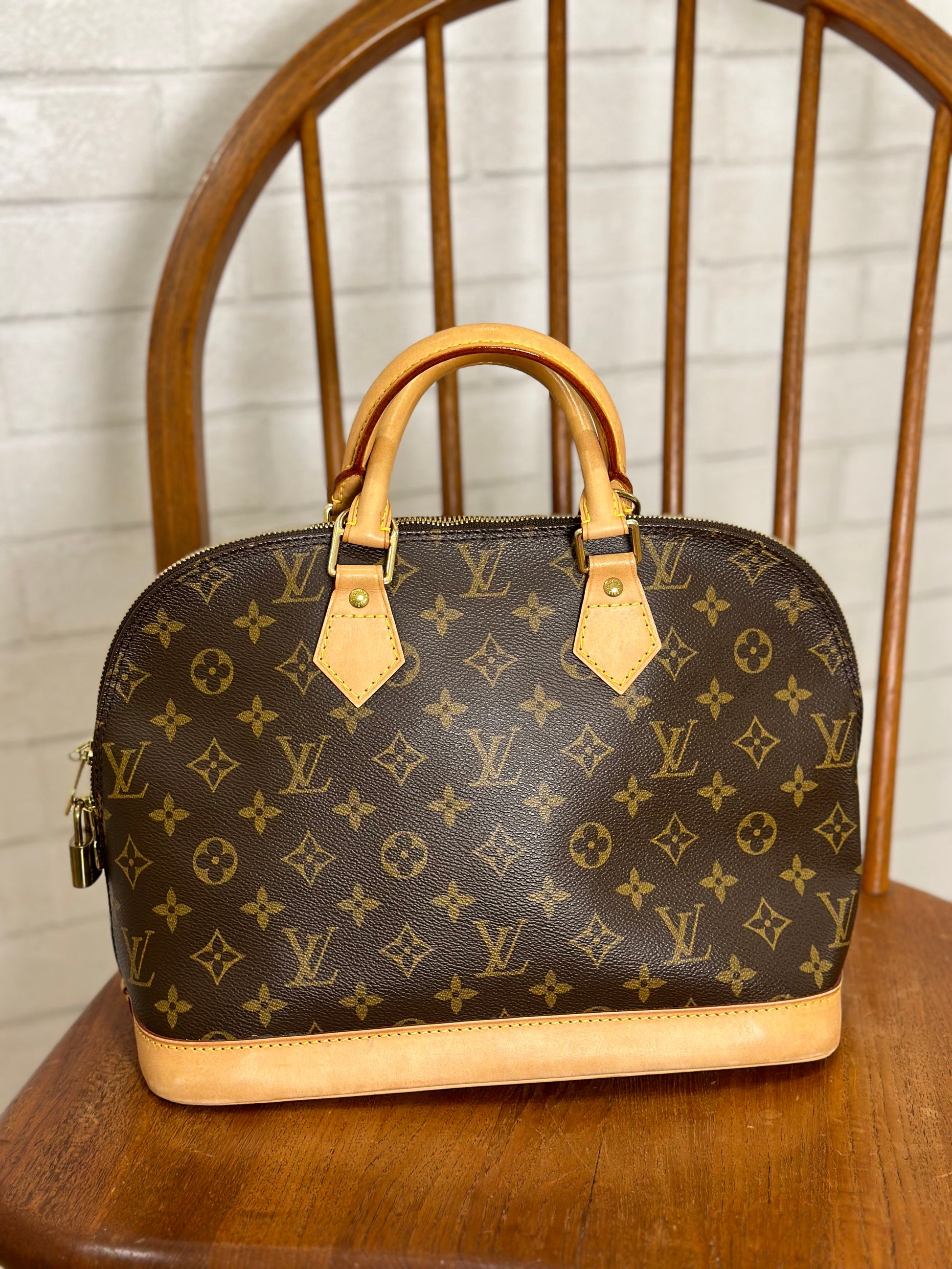 Louis vuitton best sale alma monogram