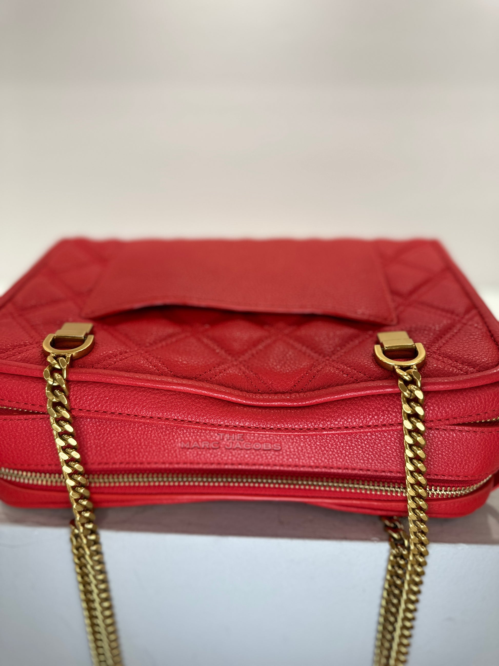Marc jacobs quilted 2025 bag with gold chain