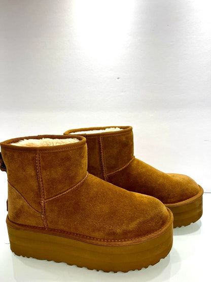 UGG Platform Shearling Boots / US9-EU40