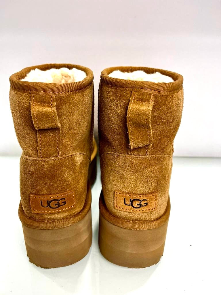 UGG Platform Shearling Boots / US9-EU40