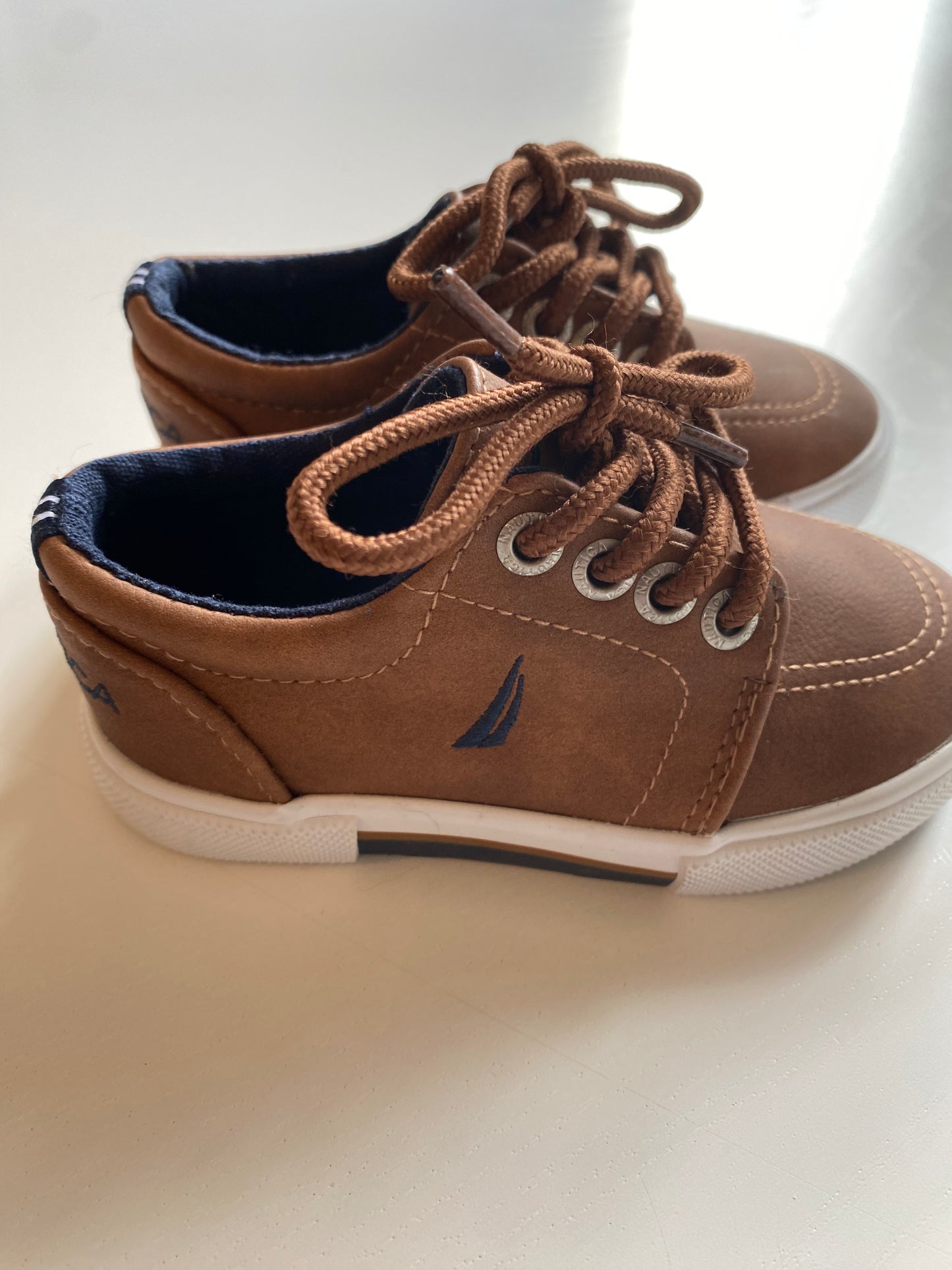 NAUTICA leather sneakers NWT/ us6-22