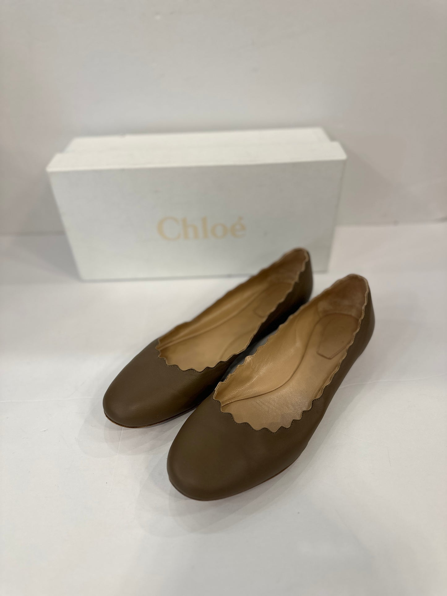 CHLOE Scalloped Edge Flats / US7.5-EU38