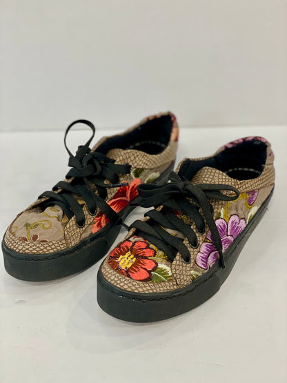 ZAPATIK New Sneakers with embroideries / US6.5