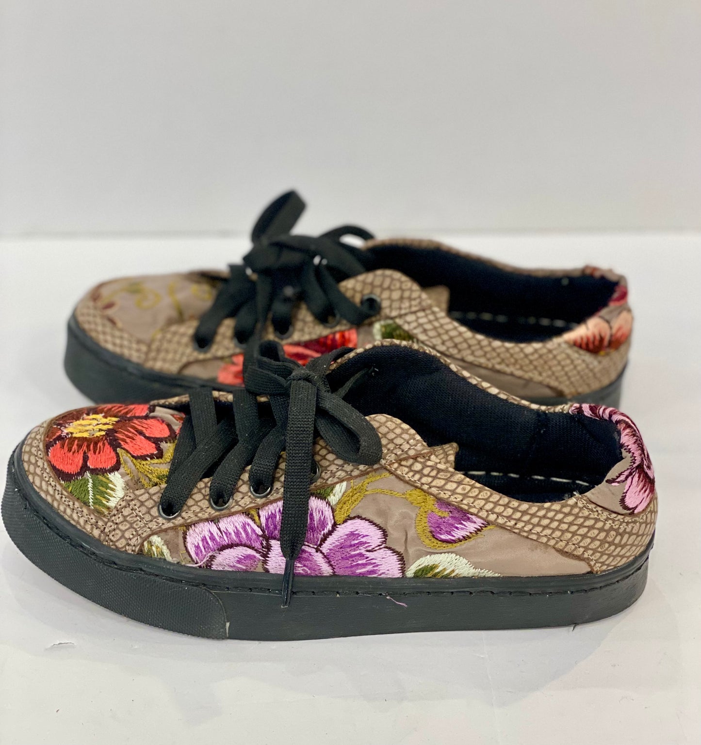 ZAPATIK New Sneakers with embroideries / US6.5