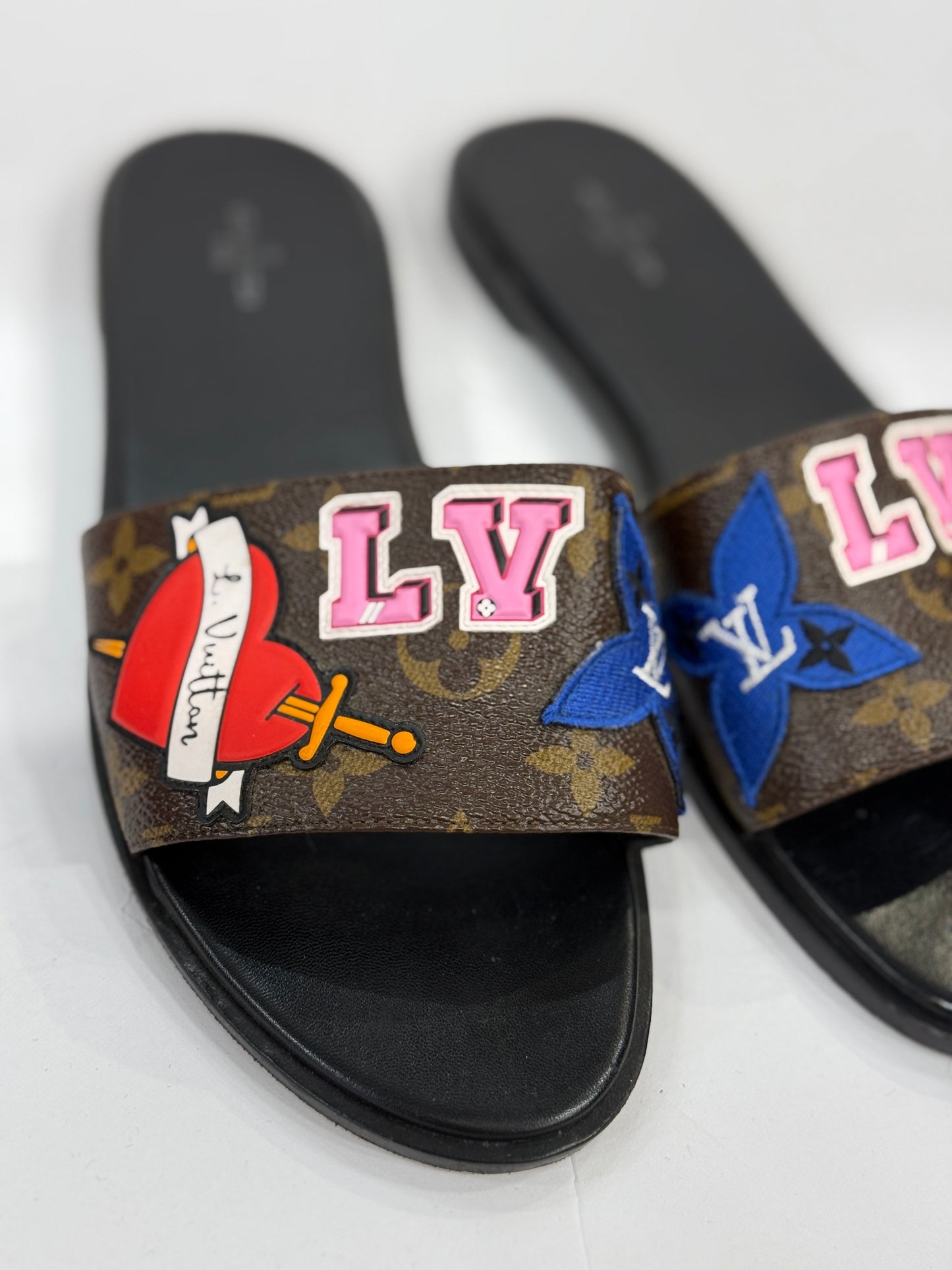 LOUIS VUITTON LV Black Heart Flat Mules / US8.5-EU39