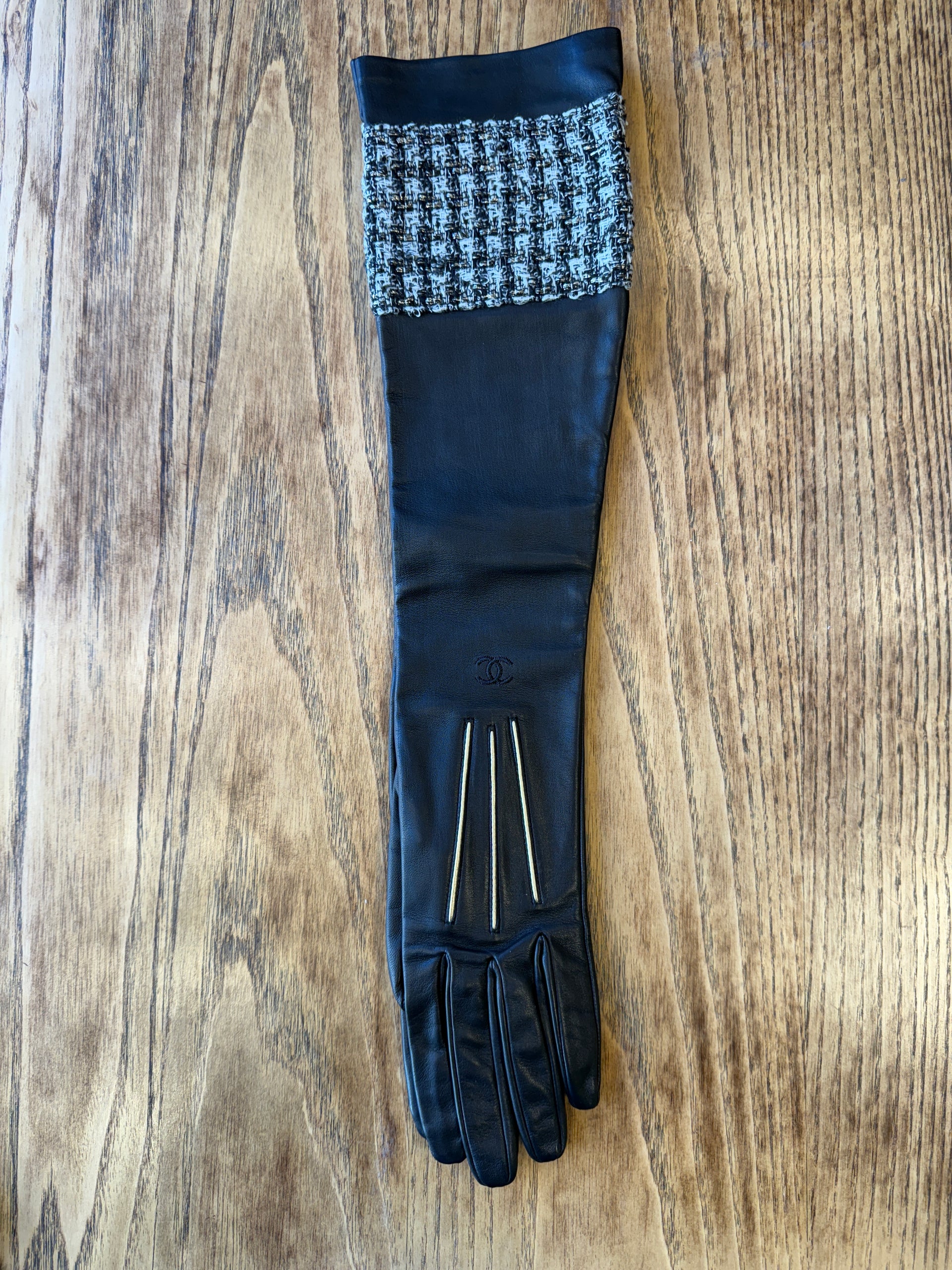 $2465 CHANEL 08A BLACK LEATHER FINGERLESS SILVER CHAIN