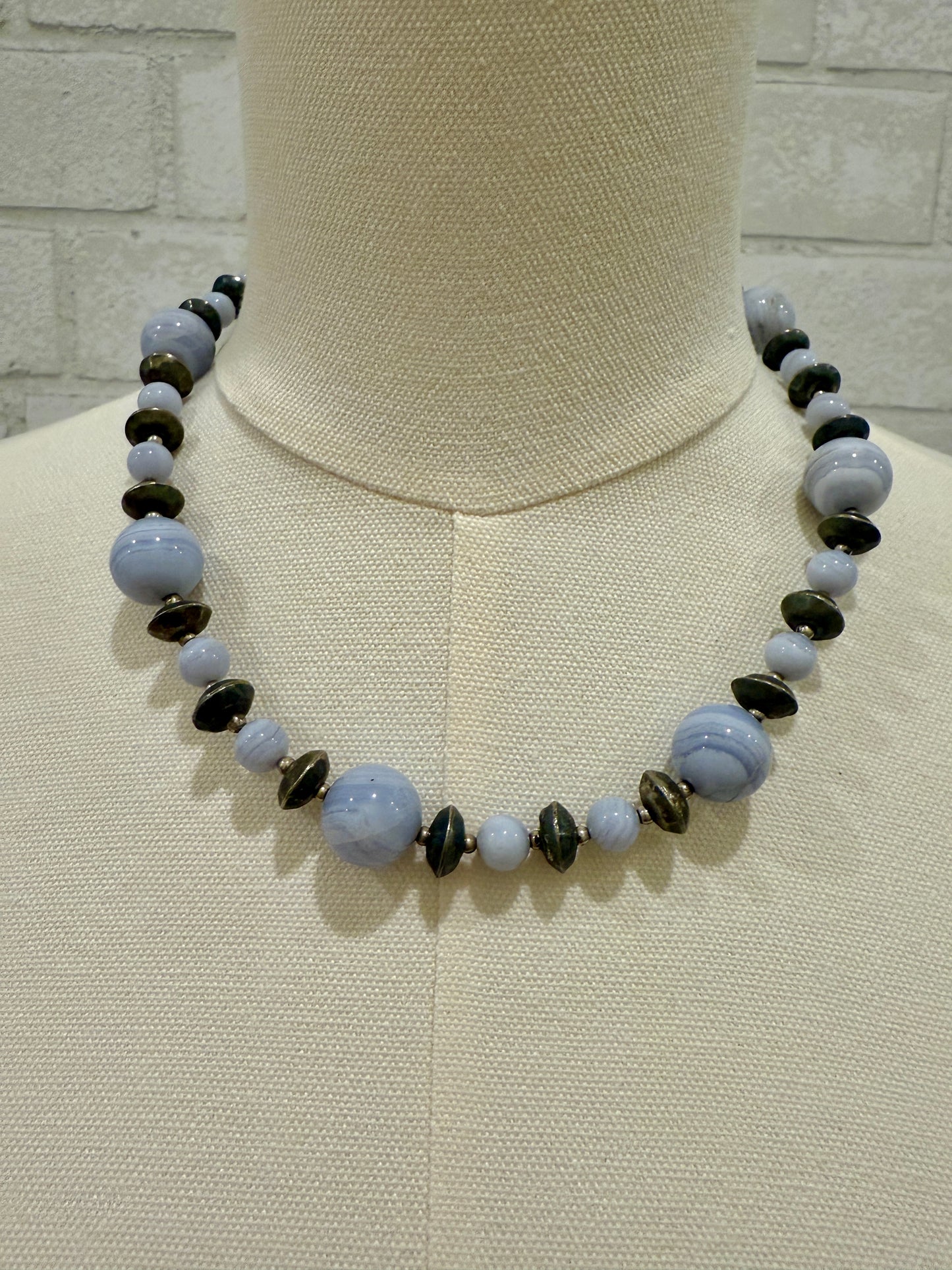 NO BRAND Vintage Glass beads and silver beads short necklace