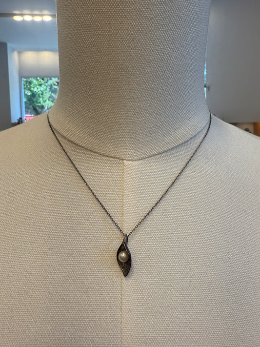 SIlver necklace with leaf pendant with pearl