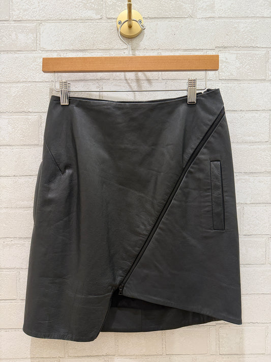LEE DION Mini Leather Skirt with Zip/ US: 6 EU: 38