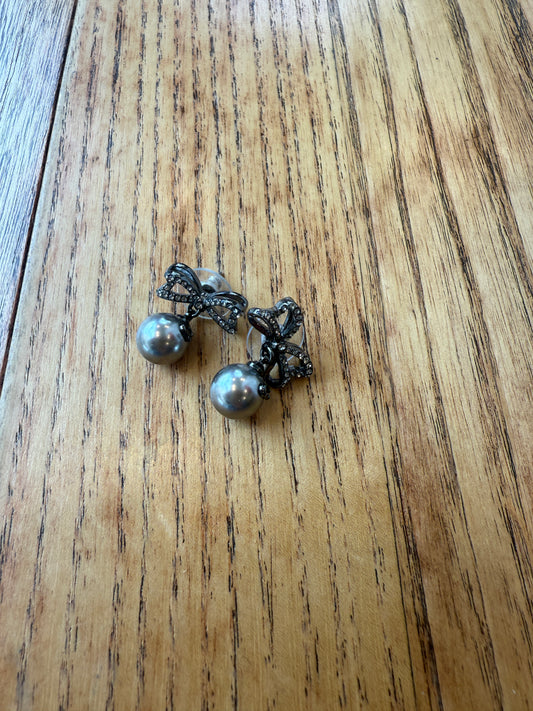 Coach  Grey Pearl with BowPierced Earings/OS