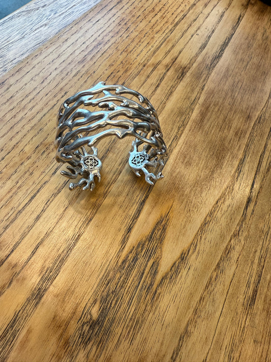 KENDRA SCOTT Large Metal Barcelet With 2 Pearls