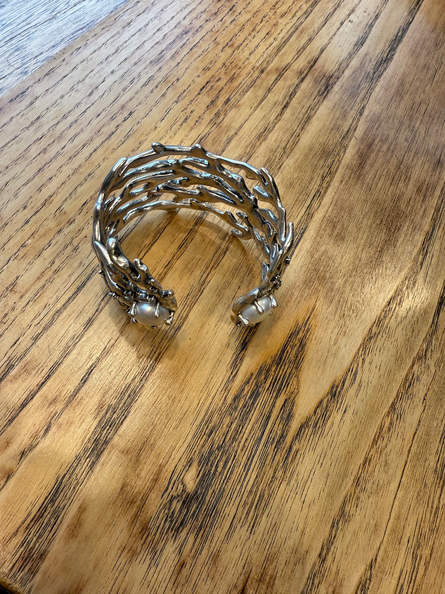 KENDRA SCOTT Large Metal Barcelet With 2 Pearls