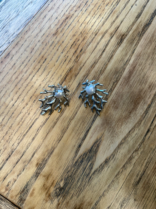 KENDRA SCOTT Branch Earrings With White Pearls