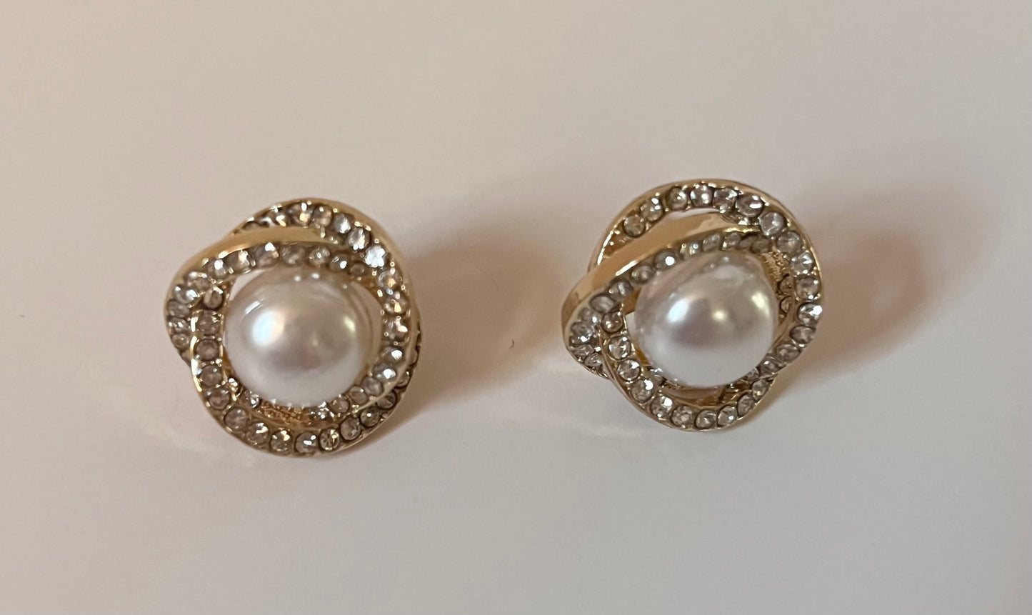 NO BRAND Gold Pearl and Rhinestone Round Earrings
