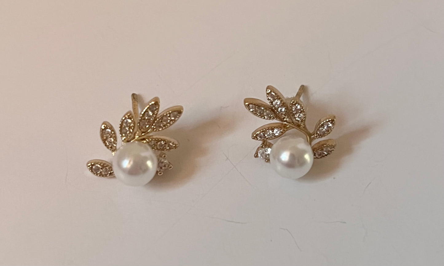 NO BRAND Gold Leaves and Pearl Earrings