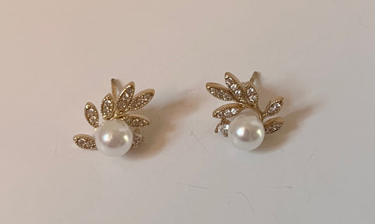 NO BRAND Gold Leaves and Pearl Earrings