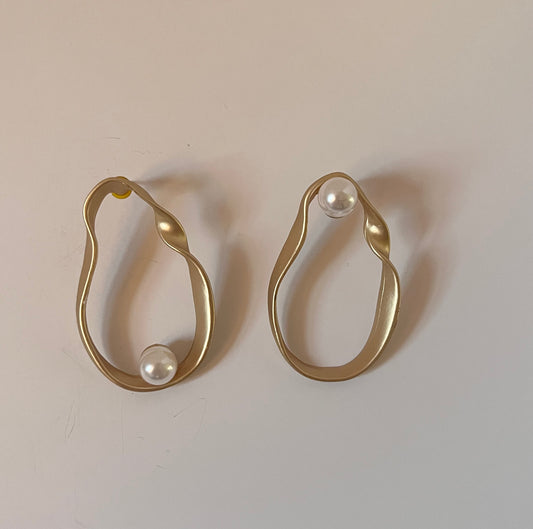 NO BRAND Irregular Hoop Earrings with Peals