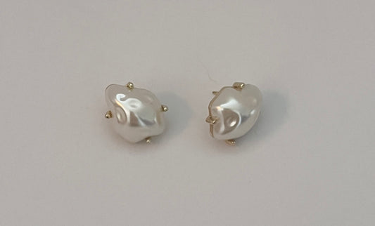 NO BRAND Irregular Pearl Earrings