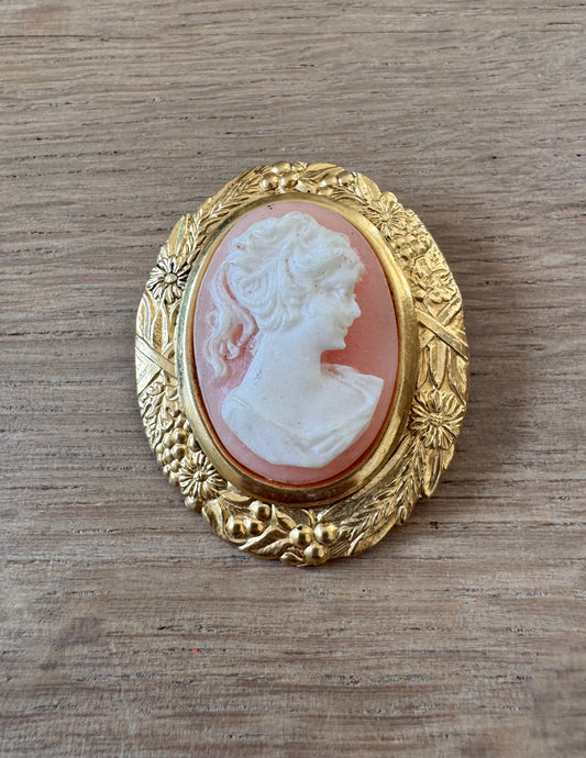 NO BRAND Vintage Gold Victorian Cameo Brooch