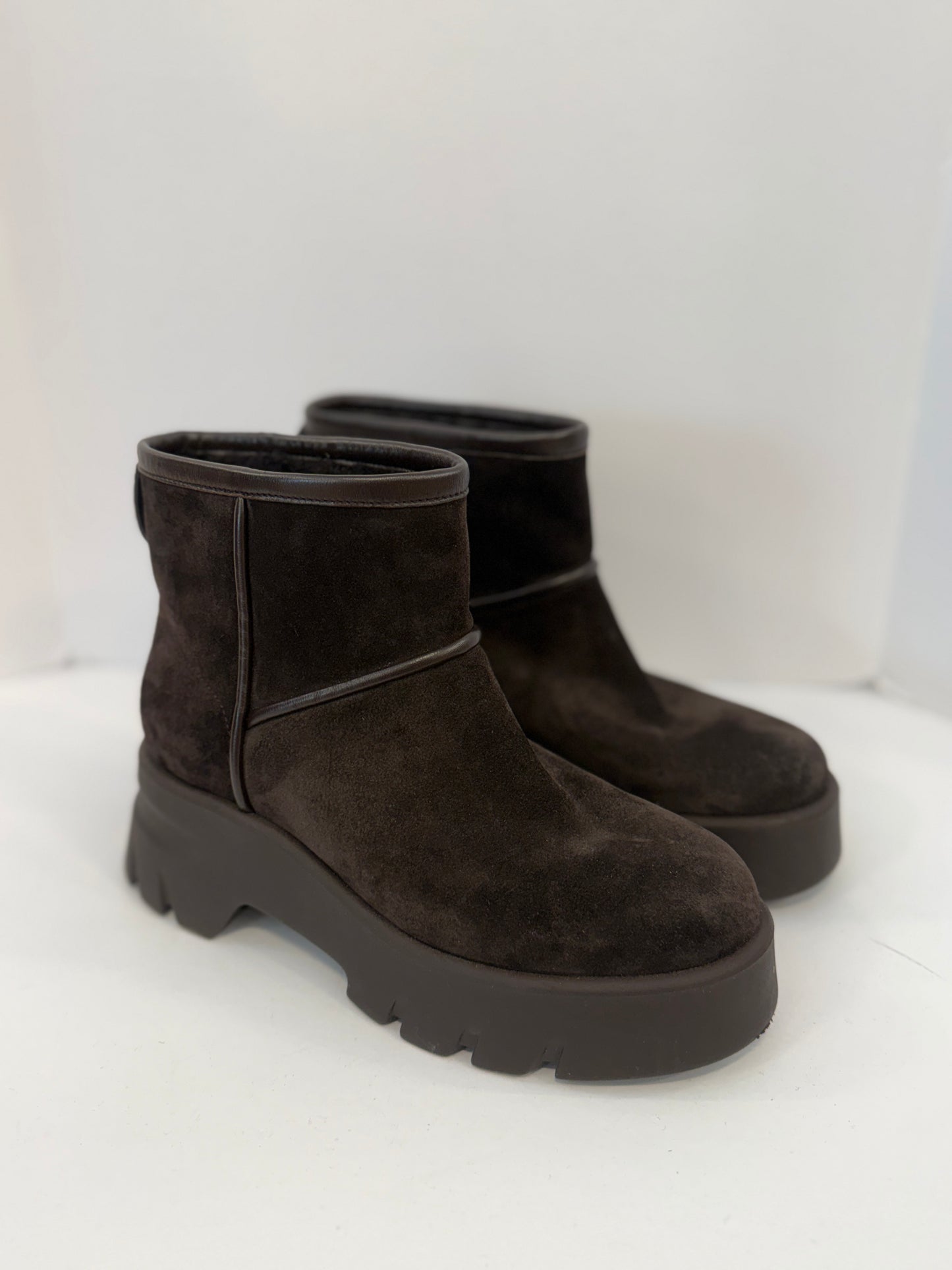 GIANVITO ROSSI Stormy Suede Ankle Boots / US8-EU39