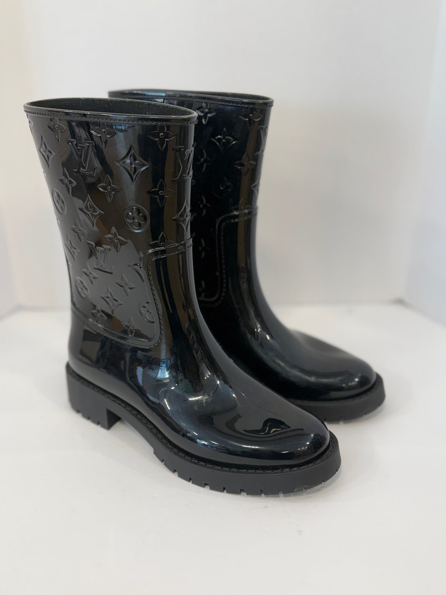 LOUIS VUITTON New Drops Flat High Rain Boots in Black Monogram Rubber — Authentic Pre-Owned | US8-EU39