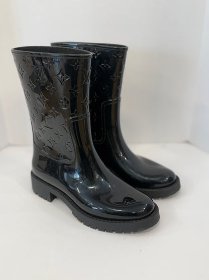LOUIS VUITTON New Drops Flat High Rain Boots in Black Monogram Rubber — Authentic Pre-Owned | US8-EU39