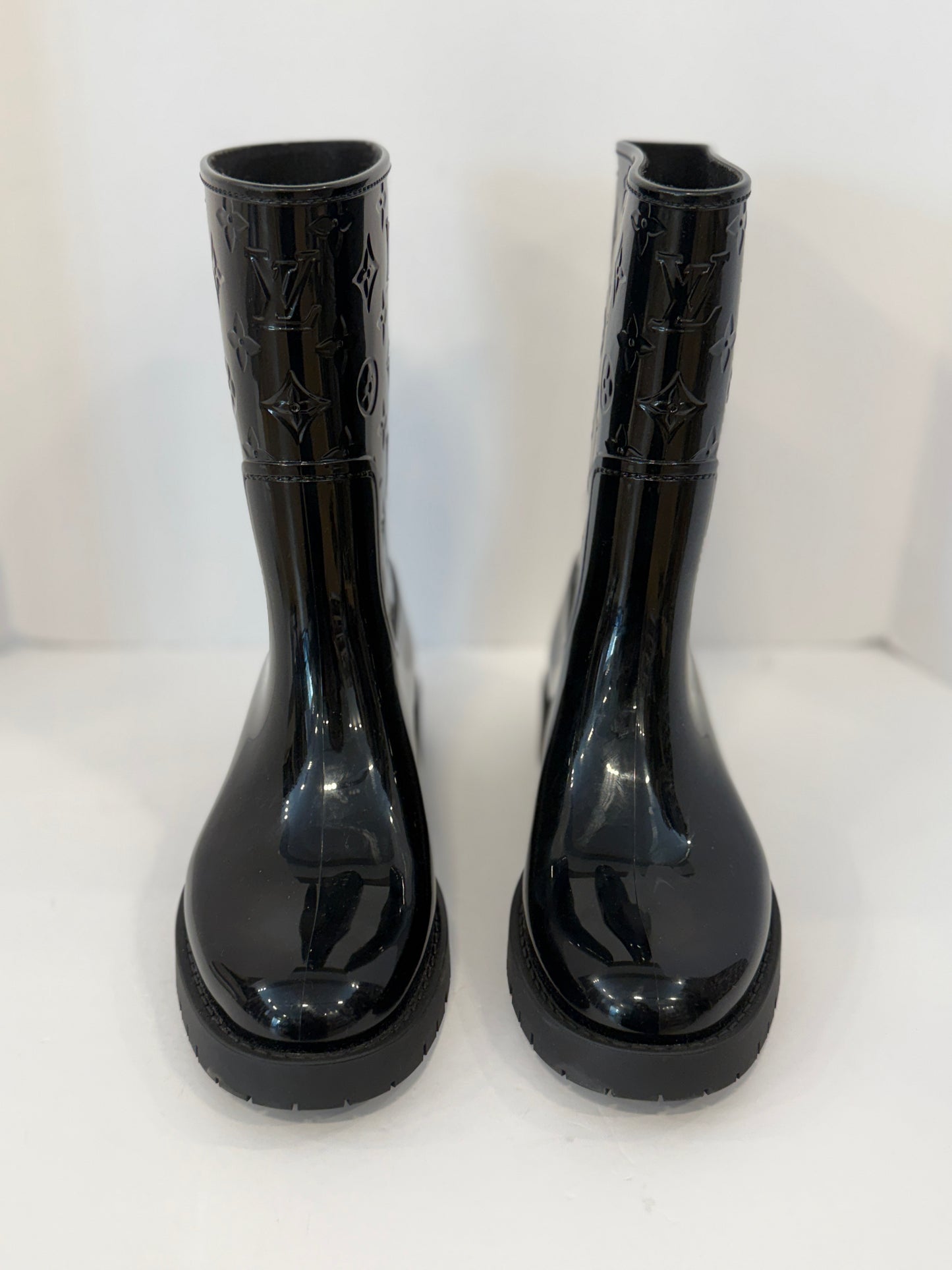 LOUIS VUITTON New Drops Flat High Rain Boots in Black Monogram Rubber — Authentic Pre-Owned | US8-EU39