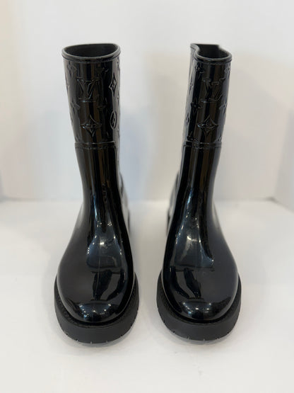 LOUIS VUITTON New Drops Flat High Rain Boots in Black Monogram Rubber — Authentic Pre-Owned | US8-EU39