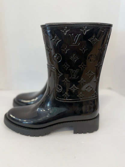 LOUIS VUITTON New Drops Flat High Rain Boots in Black Monogram Rubber — Authentic Pre-Owned | US8-EU39