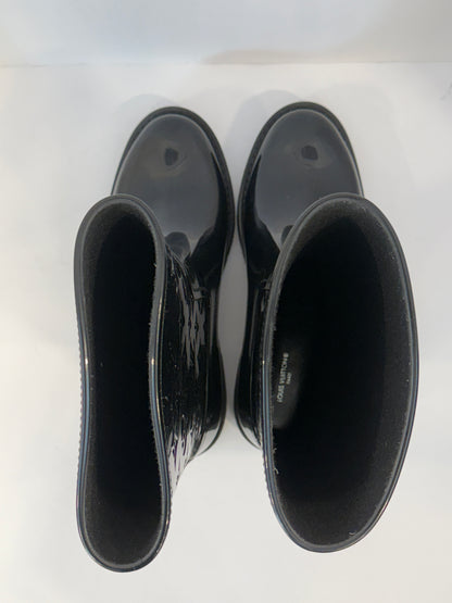 LOUIS VUITTON New Drops Flat High Rain Boots in Black Monogram Rubber — Authentic Pre-Owned | US8-EU39
