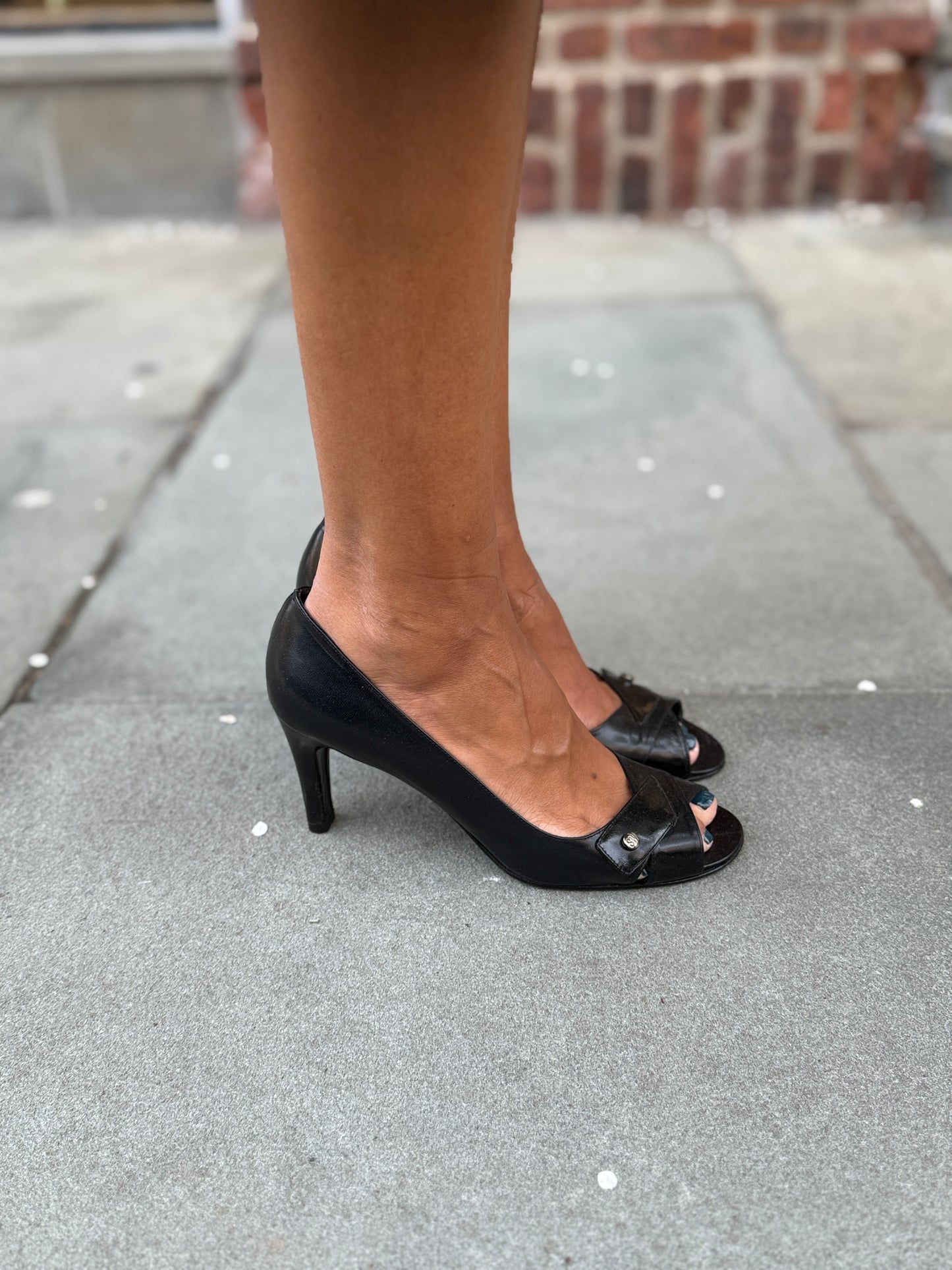 STUART WEITZMAN Black Open Toe Pump / 9-EU39.5