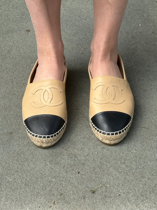 CHANEL Espadrilles in Beige & Black Lambskin with CC Logo — NWT Authentic | Size US 9.5 / EU 40