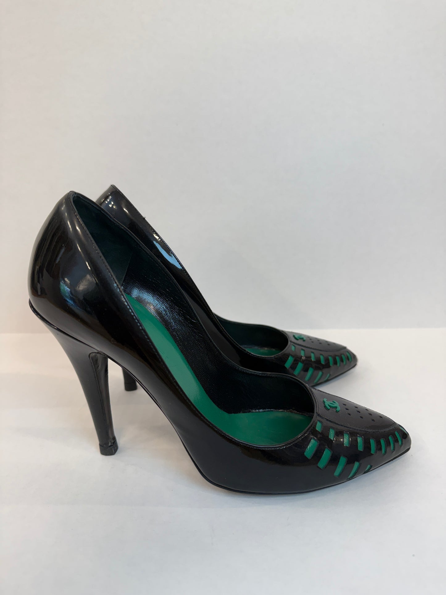 CHANEL Black Patent Leather Pumps with Green Leather Corset Lacing — Authentic | EU 38.5 / US 7.5